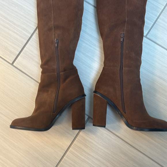 Gianni Bini Suede Brown knee high boots. Size 7. 4 inch heel. Gently used. - Picture 9 of 16